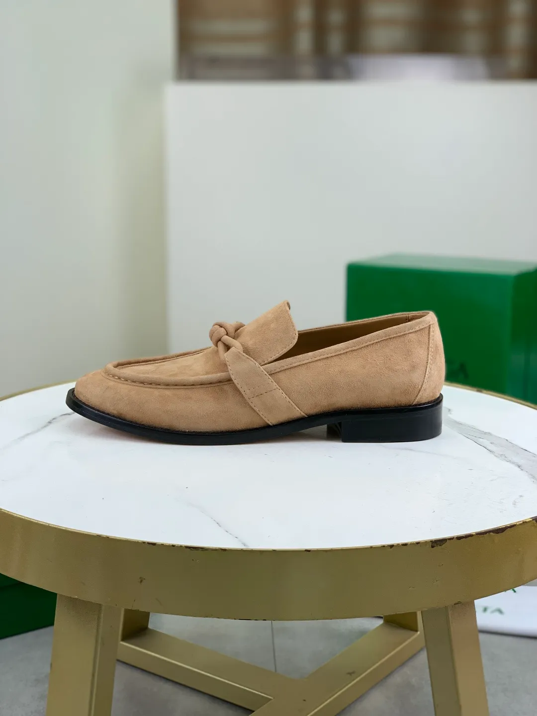 Men's shoes 💰P820 [New model] (genuine leather outsole) water-dyed cow lining 💰High-quality business couple leather shoes 💎💎💎 BOTTEGA VENETA official website synchronizes the latest top version of BV in the market, accept material comparison, shoe type comparison, process comparison, practical and textured, versatile and suitable for any occasion, the more you look at it, the more flavorful it becomes. Purely hand-knitted craftsmanship - Upper material, calfskin imported from Italy 🇮🇹 - High-quality water-dyed cowhide lining - Original private model customized leather outsole -Size: Female 35-39 (40 ordered) Male 39-44 (38 45 can be customized) Color: Multiple colors available